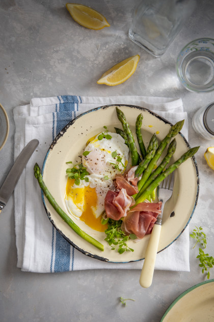 Green asparagus with poached egg and Parma ham (keto)