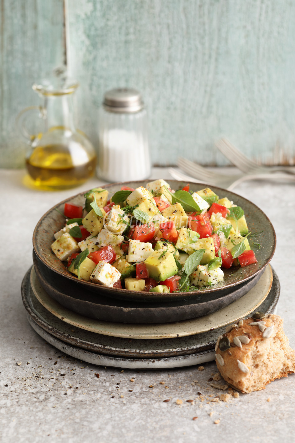 Gluten-free avocado salad with tomatoes and feta (keto) | preview