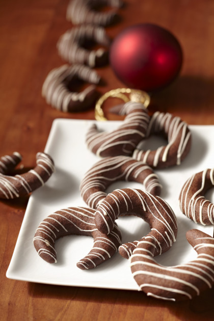 Coffee kipferl biscuits with chocolate and white couverture for Christmas