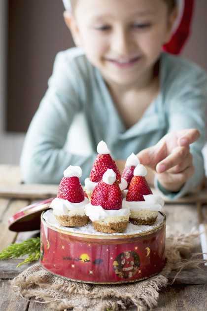 Mini cheesecakes with strawberry Christmas hats