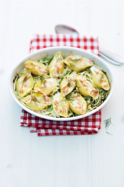 Pasta gratin with pointed cabbage and salmon