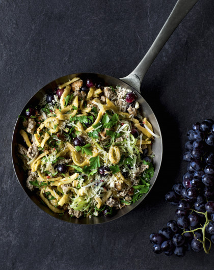 Spaetzle with leeks and grapes