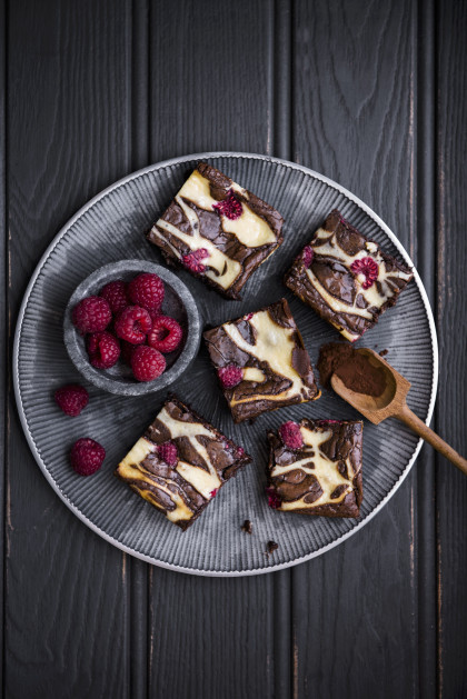 Cheesecake brownies with raspberries