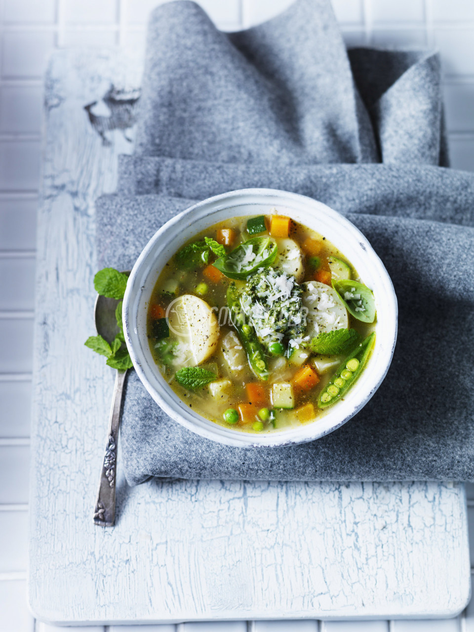 Minestrone with pesto and basil | preview