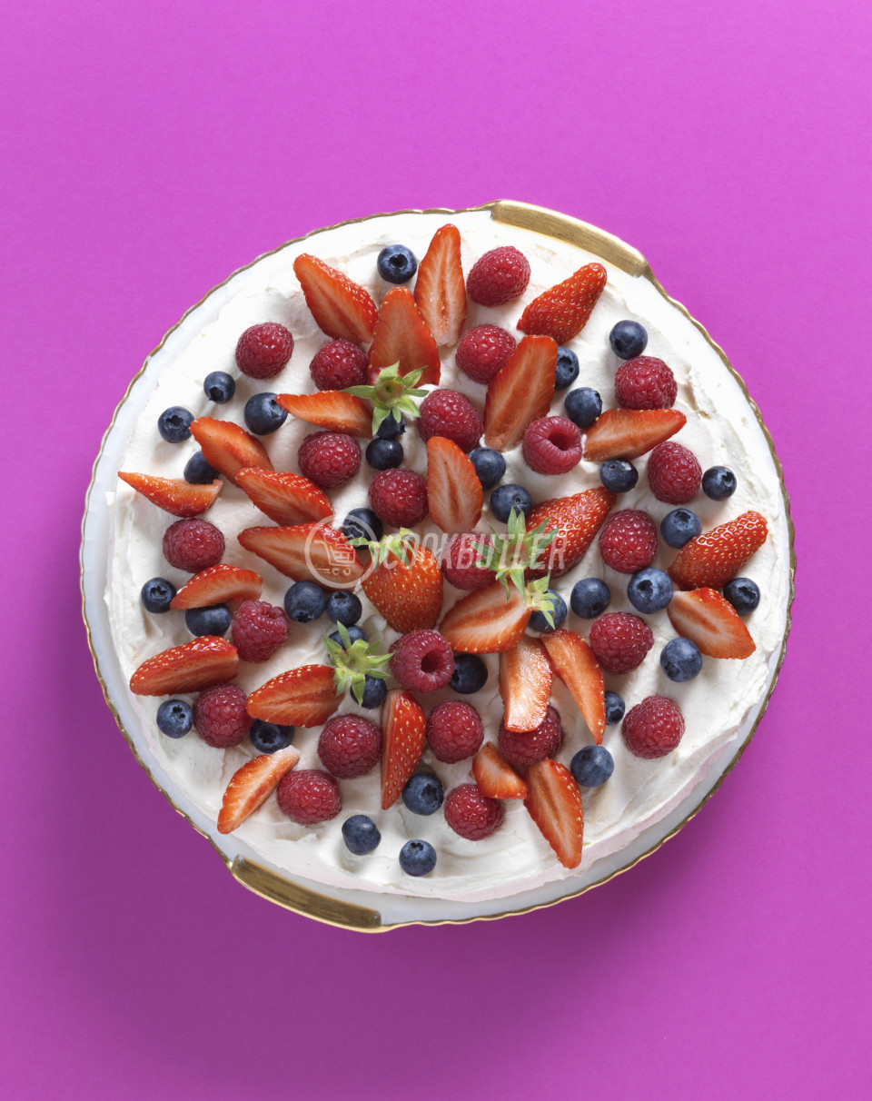 Pavlova with berries | preview