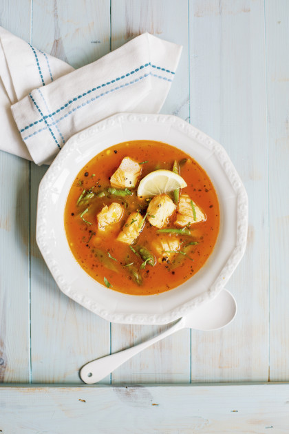 Fifteen-minute fish soup with green asparagus (low GL)