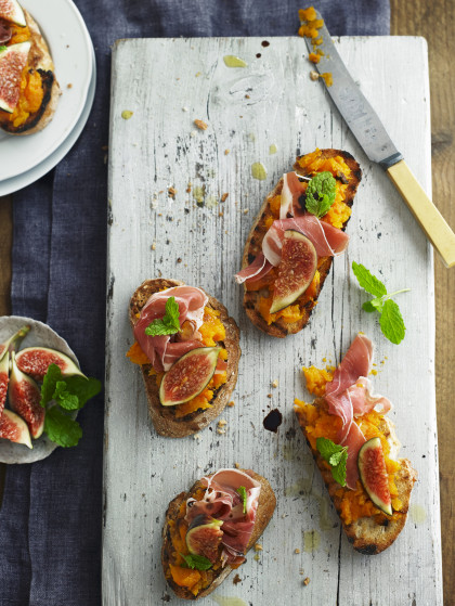 Crostini topped with pumpkin purée, Parma ham and figs