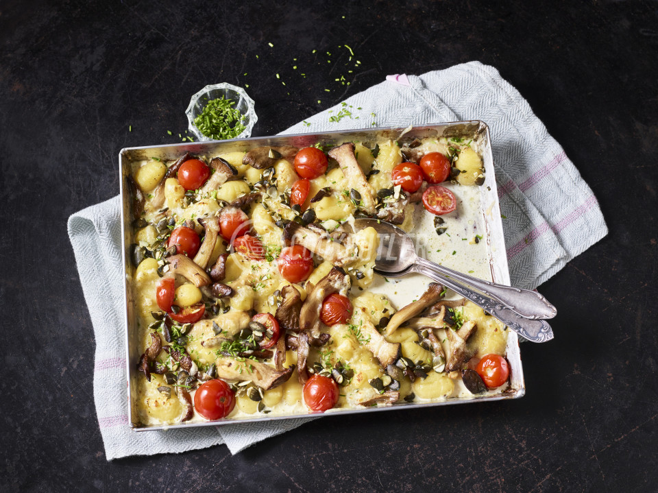 Oven-baked vegetarian gnocchi with Appenzeller cheese, mushrooms and tomatoes | preview