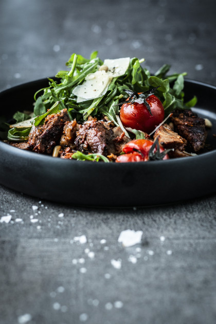 Steak with pesto, tomatoes and rocket