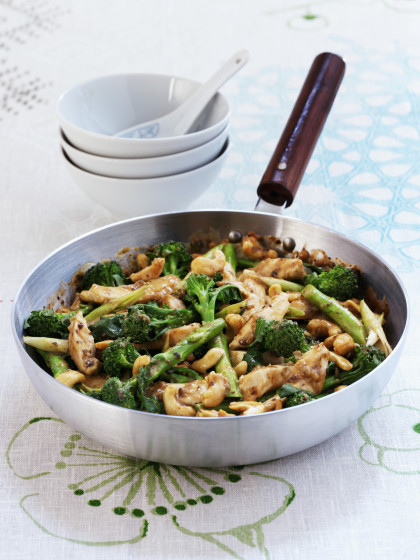 Chicken stir fry with broccoli and cashew nuts