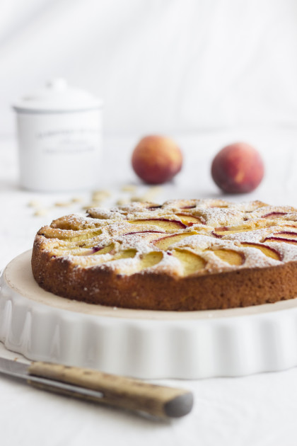 Summer cake with peaches and lemon