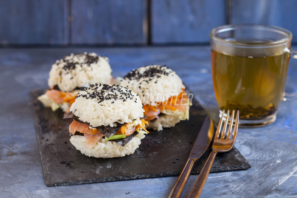Sushi burgers with carrots, nori leaves, smoked salmon and black sesame | preview