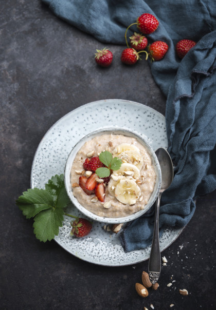 Vegan spelt porridge with almond milk, bananas, strawberries and almonds