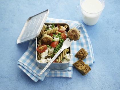 Pasta salad with vegetables and falafel