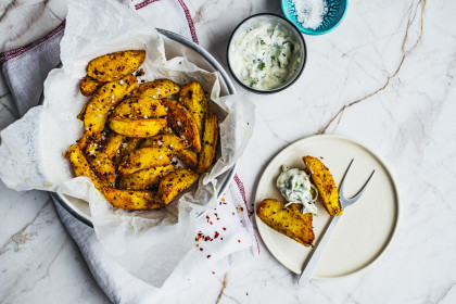 Spicy potato wedges from a pressure cooker, with a dip