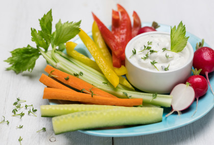 Vegetable crudités with a yogurt dip