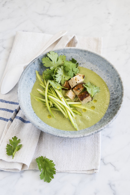 Courgette cream soup with smoked tofu