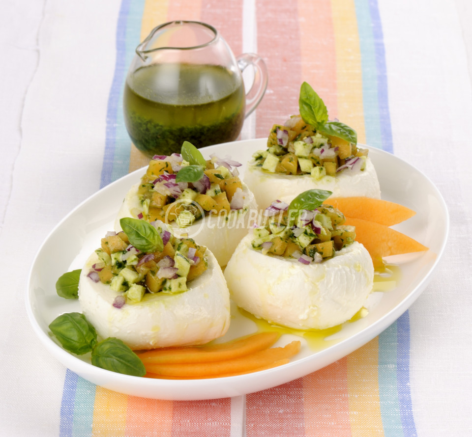 Mozzarelle ripiene (stuffed mozzarella with basil sauce, Italy) | preview