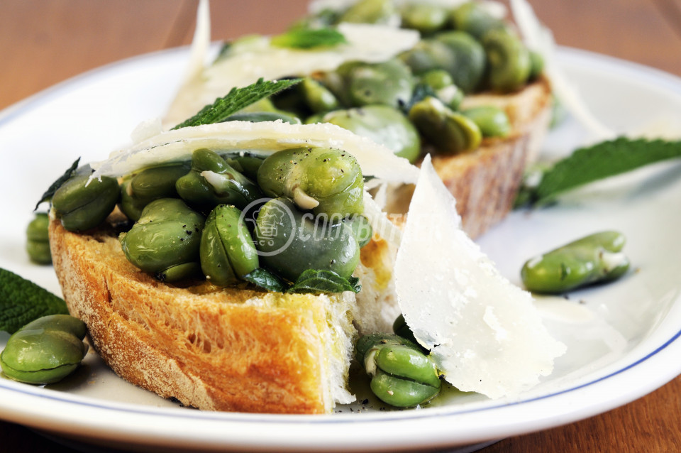 Bruschette con le fave (toasted bread topped with broad beans, Italy) | preview