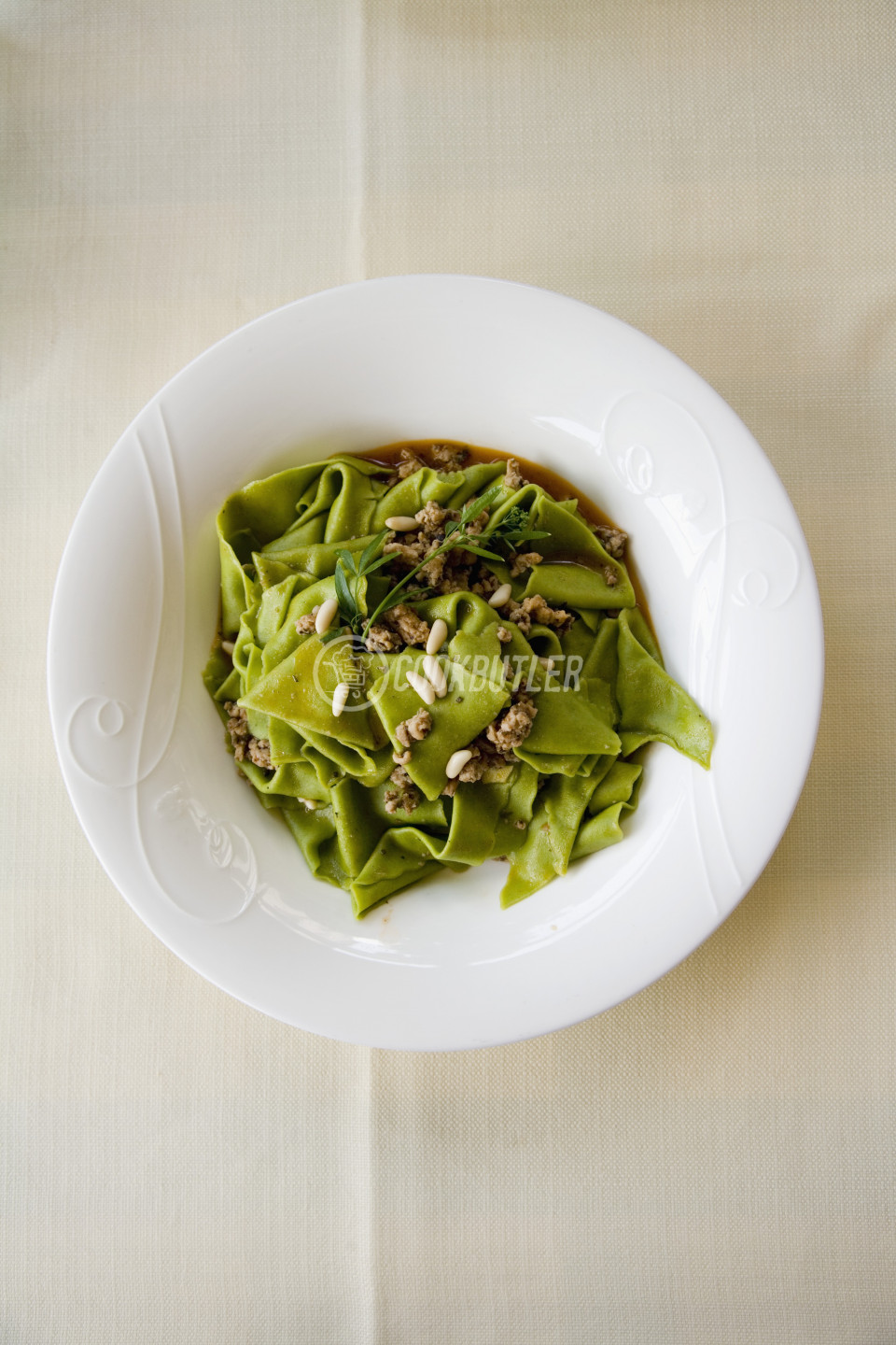 Pappardelle verdi al ragù di carne (green tagliatelle with meat sauce, Italy) | preview