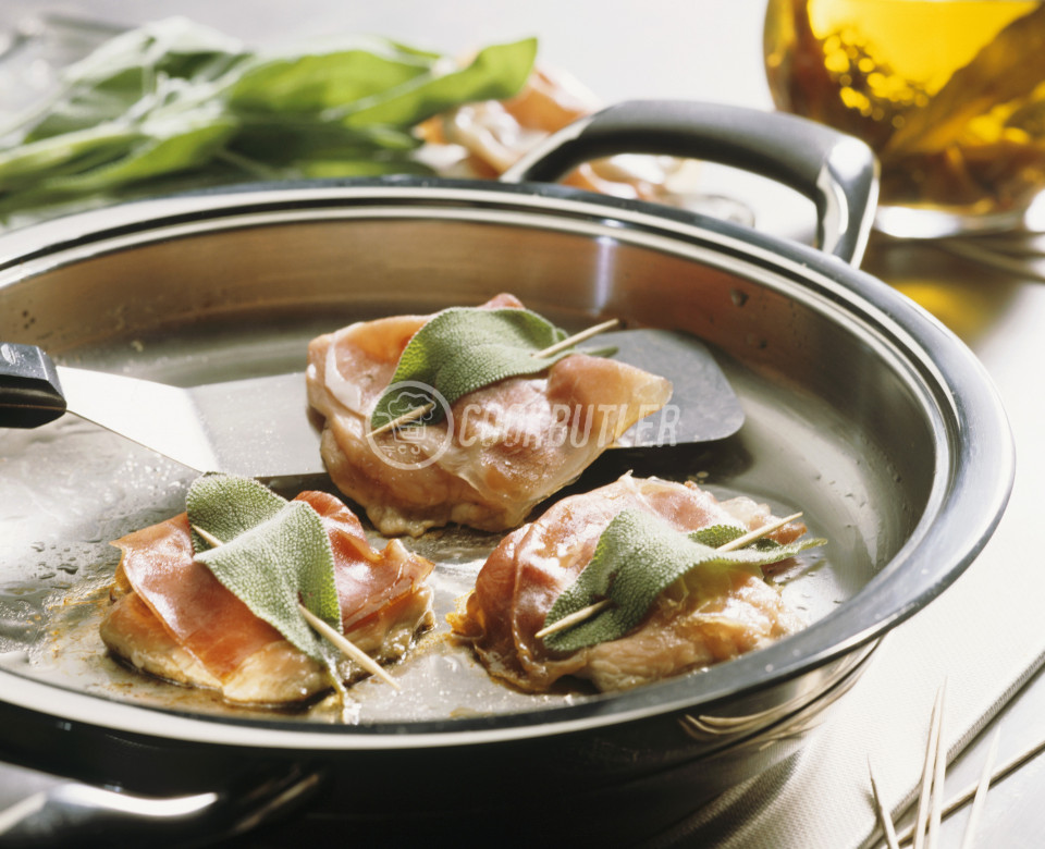 Frying veal escalope with sage (saltimbocca alla Romana) | preview