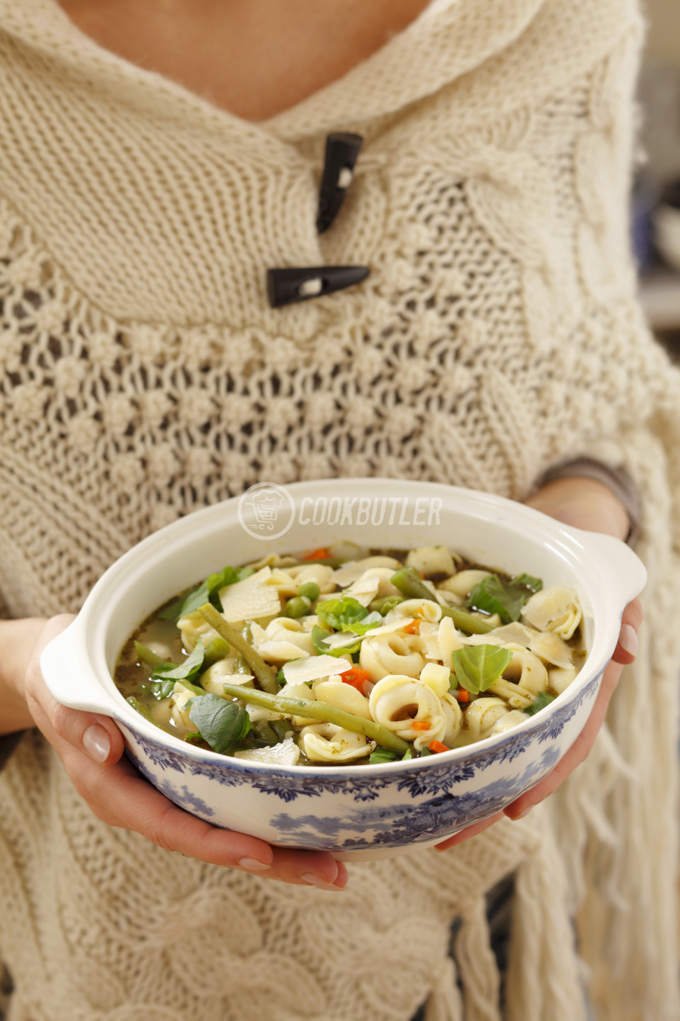 Minestrone ai tortellini (vegetable soup with tortellini) | preview