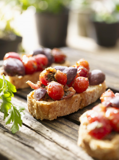 Bruschetta pomodoro e olive (toasted bread topped with tomatoes and olives)