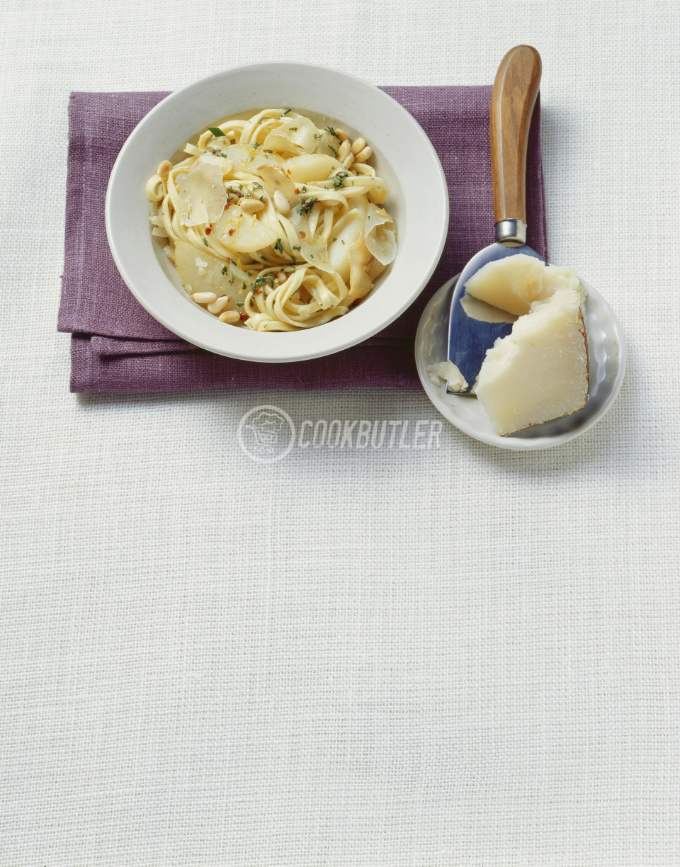 Pasta alle pere e pecorino (Pasta with pears, Tuscany) | preview