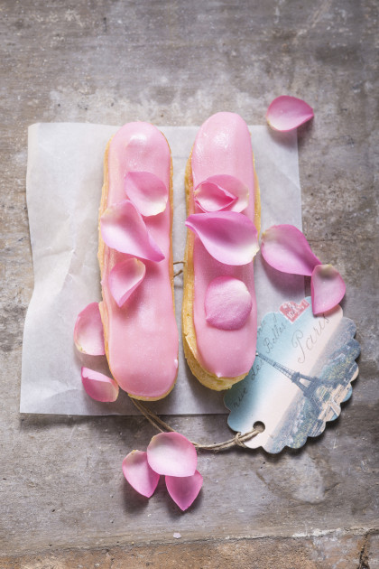 Éclairs with rose cream and rose petals