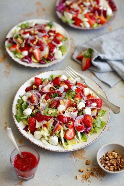 Salad with strawberries, mozzarella and raspberry vinaigrette