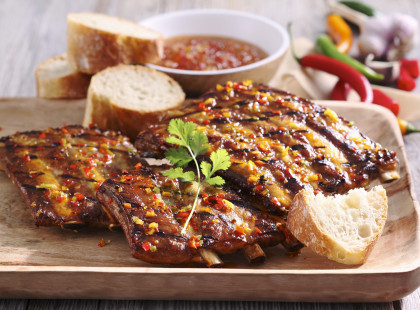 Grilled spicy spare ribs with a Caribbean marinade, coriander and white bread