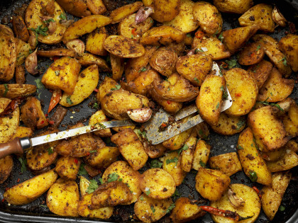 Spiced roast potatoes with chilli peppers