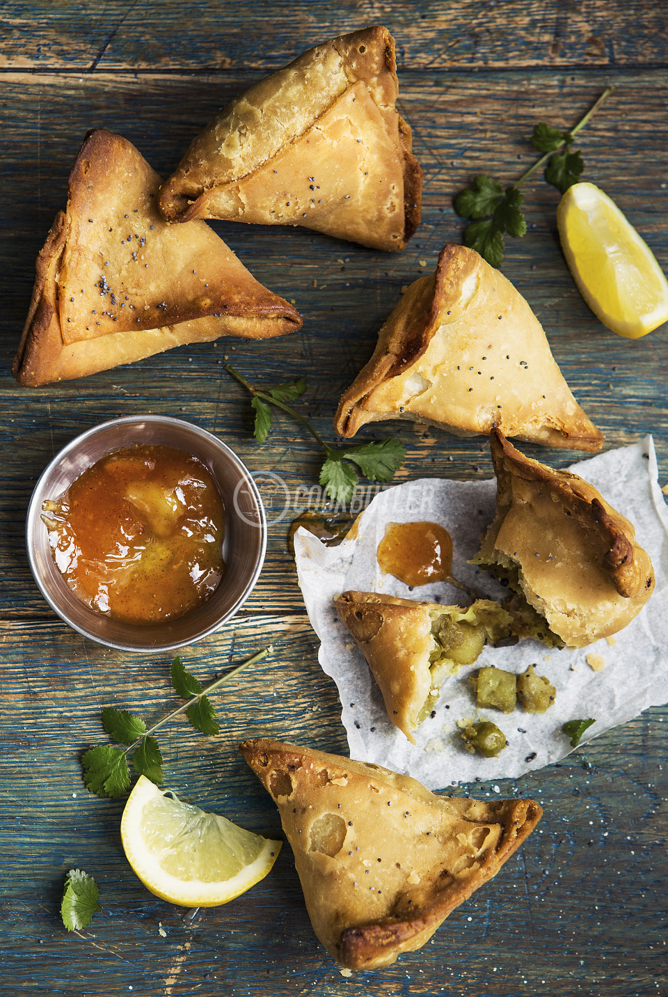 Punjabi samosas with mango chutney (India) | preview