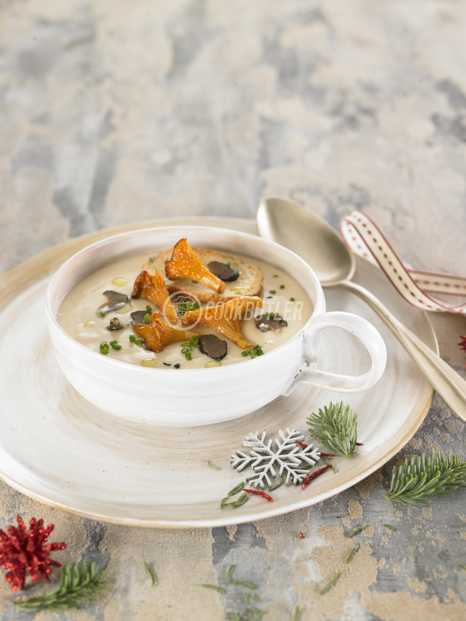 Christmas celeriac soup with chanterelles and truffle | preview