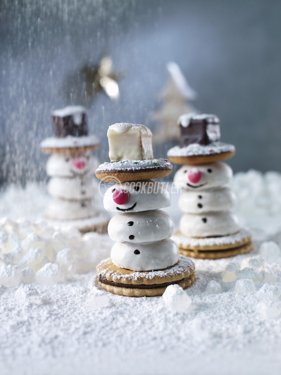 Snowmen from Pfeffernüsse (spiced soft gingerbread, Germany), biscuits and Dominosteine (chocolate covered sweets with marzipan and gingerbread) | preview