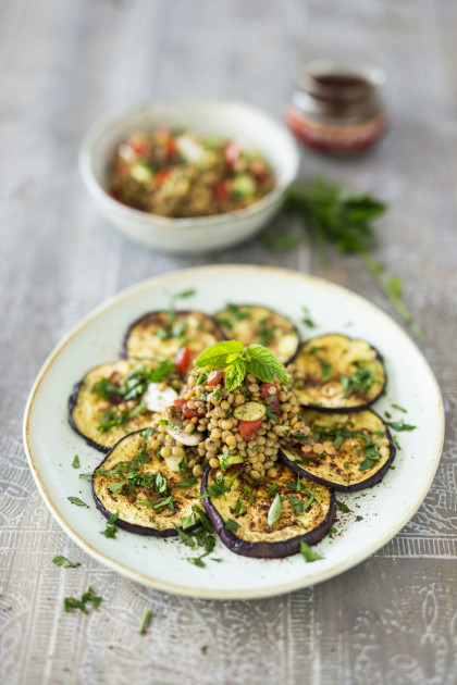 Baked aubergine slices with lentils