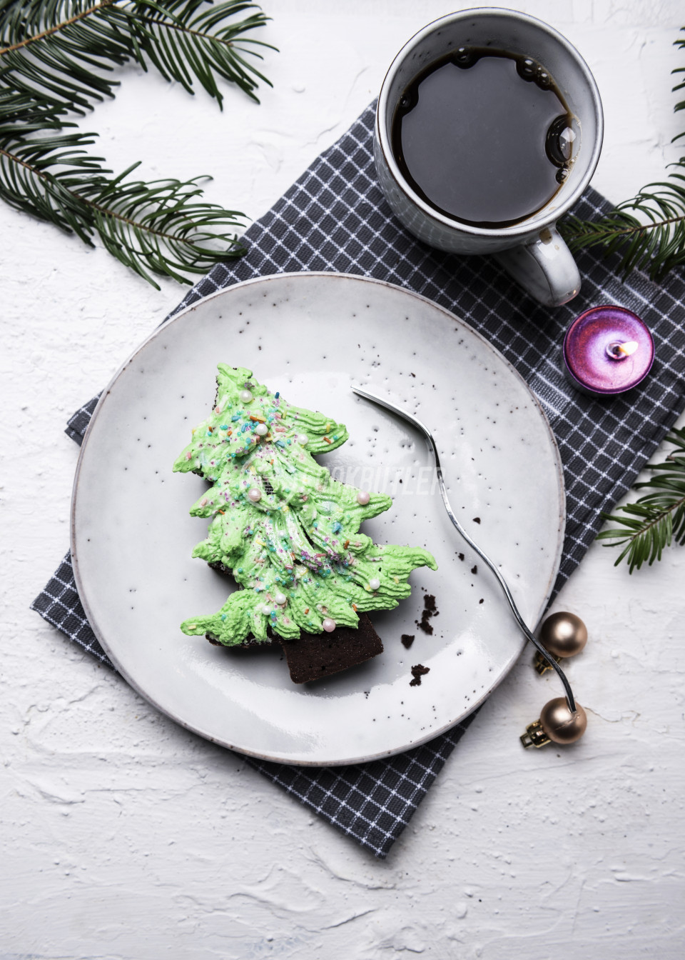 Vegan fir tree shaped brownies with butter cream | preview