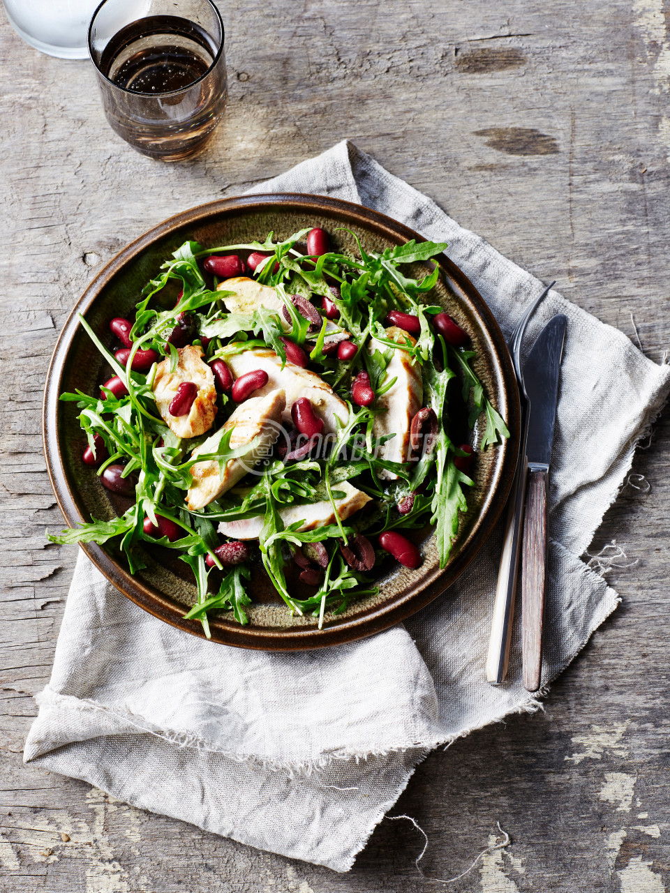 Rocket salad with red beans, chicken and olives | preview