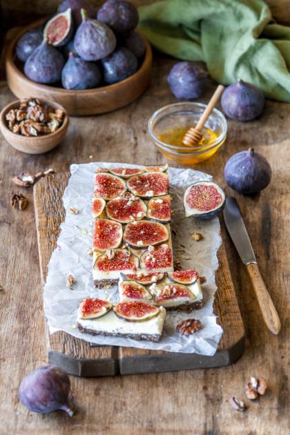 Cheesecake with figs, nuts and honey
