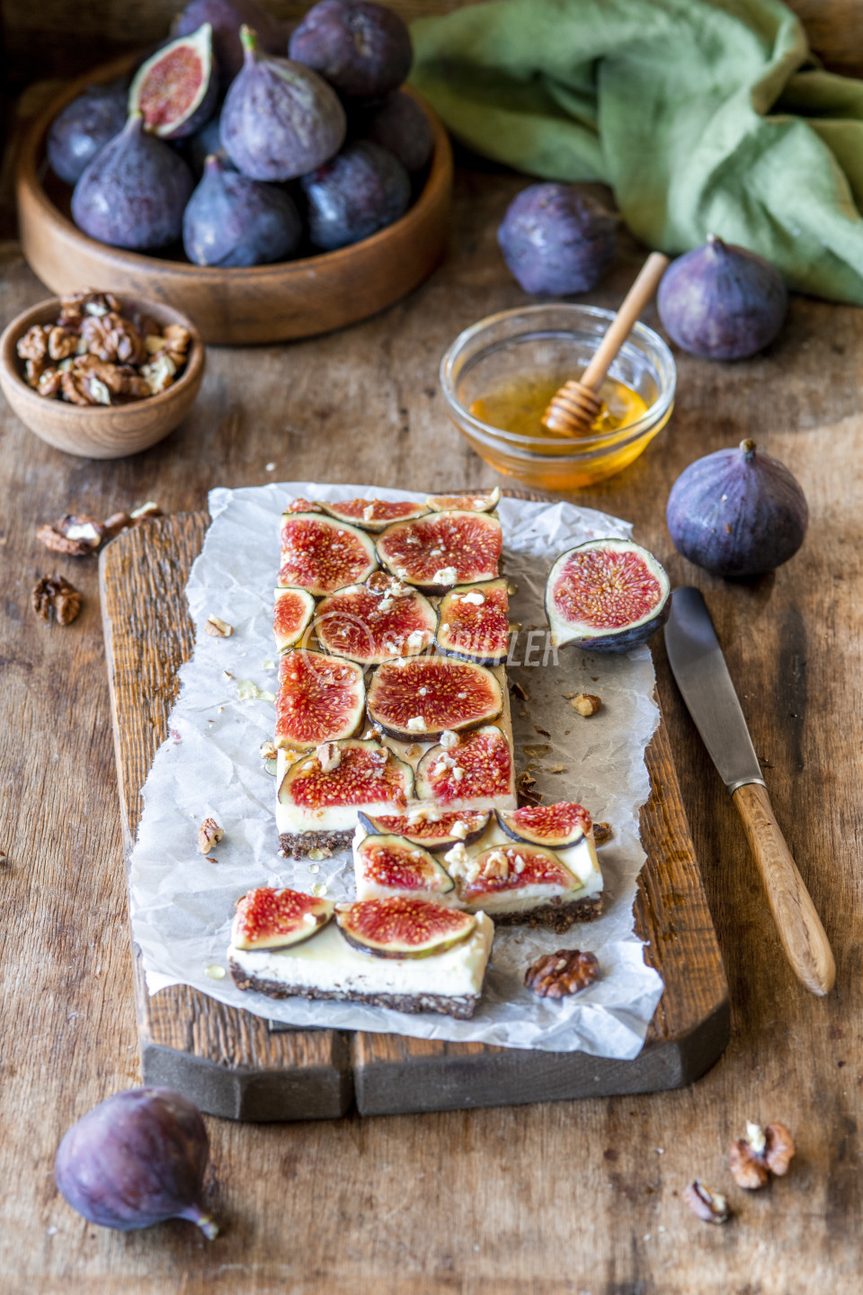 Cheesecake with figs, nuts and honey | preview