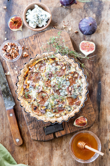 Tart with figs and blue cheese (vegetarian)