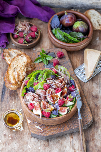Salad with figs, prosciutto and raspberries