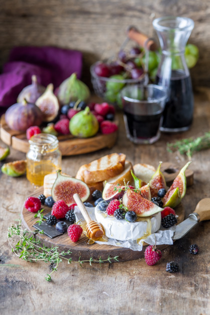 Brie with honey, figs and berries (vegetarian)