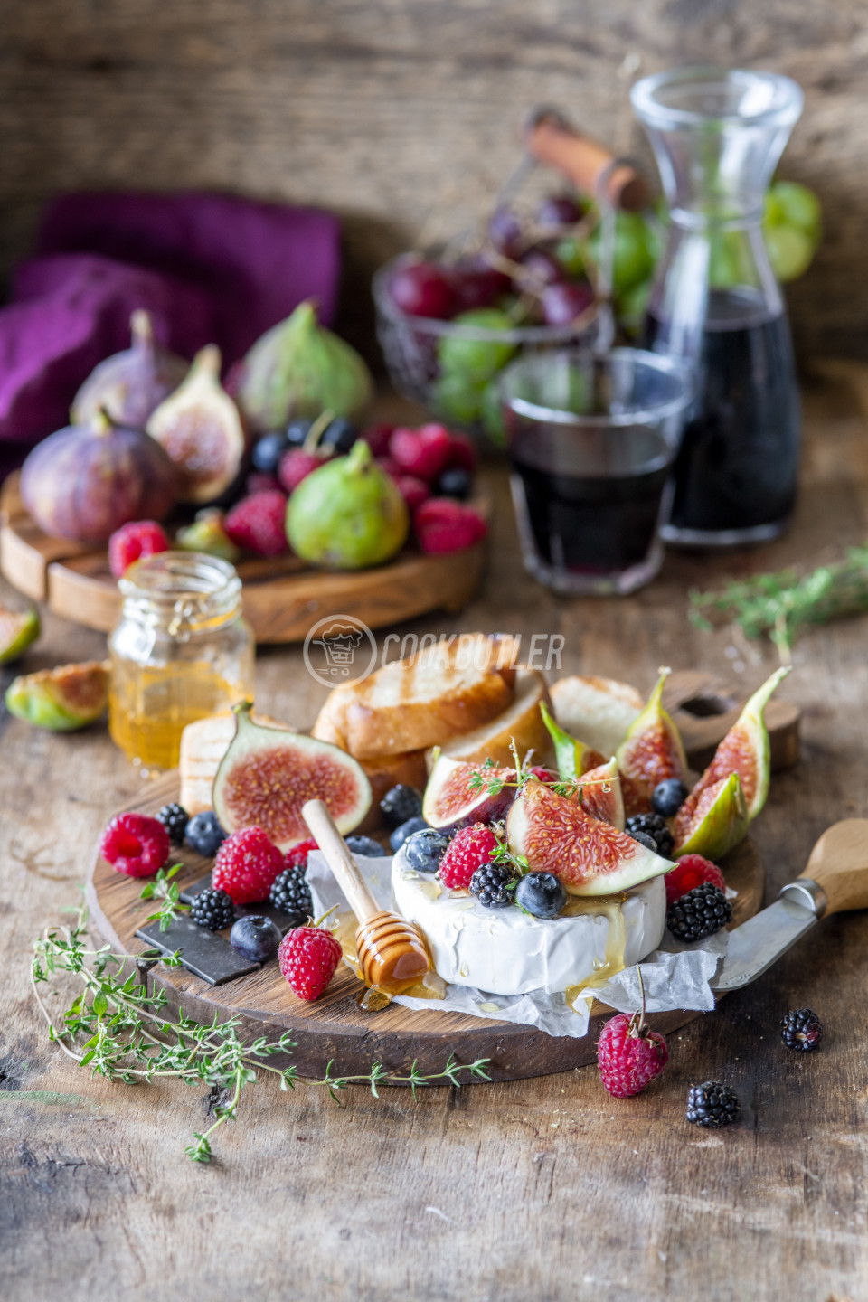 Brie with honey, figs and berries (vegetarian) | preview