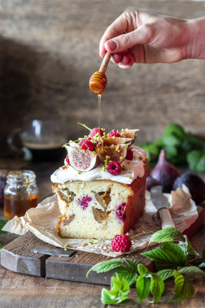 Loaf cake with figs and raspberries (vegetarian)