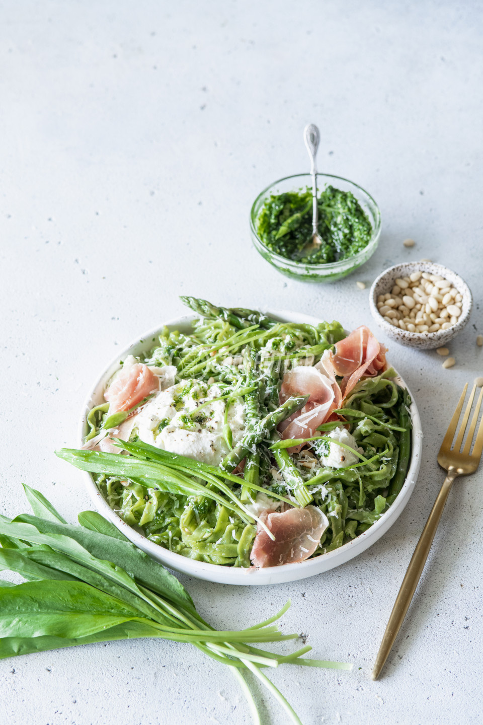 Wild garlic pasta with green asparagus and ham | preview