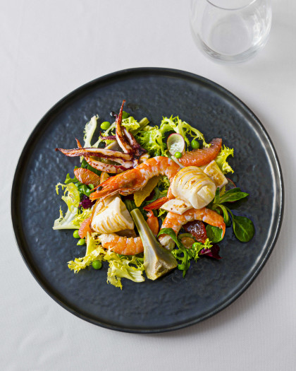 Salad with squid and prawns