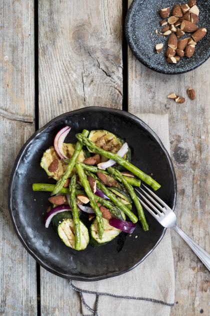 Asparagus salad with courgette and almonds