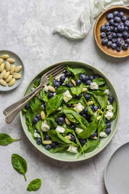 Spinach salad with blueberries, almonds and feta