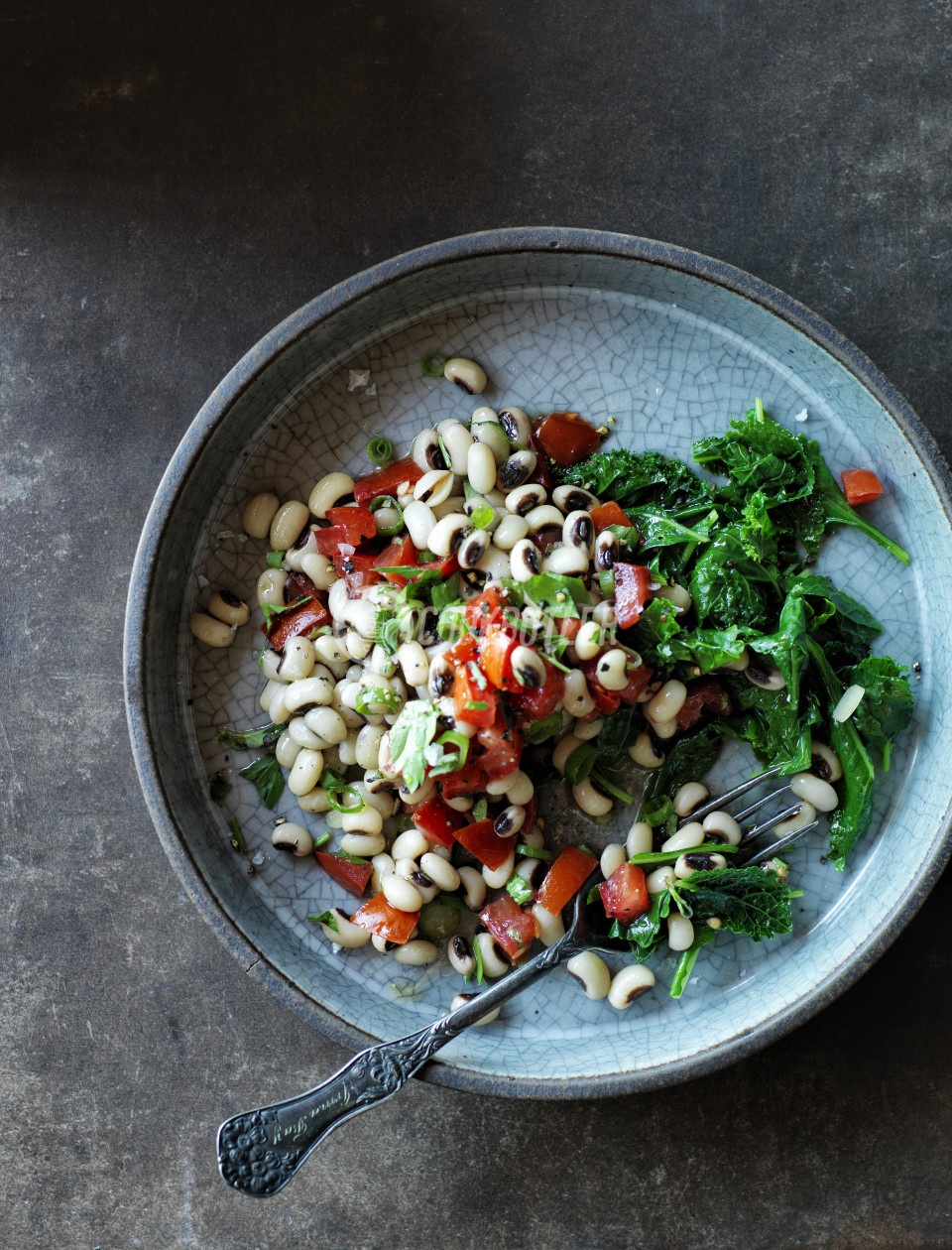 Black-eyed bean,tomato and kale cabbage leaf salad | preview